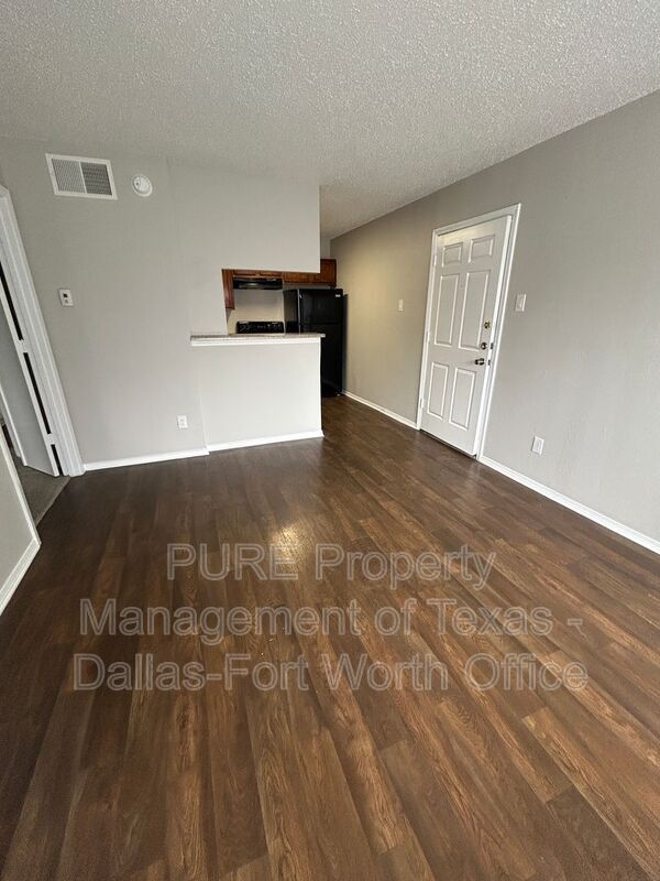 Building Photo - 18333 Roehampton Dr