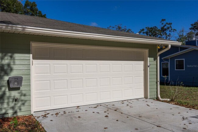 Building Photo - 7604 SW 56th Ave