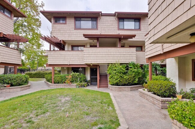 Building Photo - Popular Woodside Commons at Its Finest.