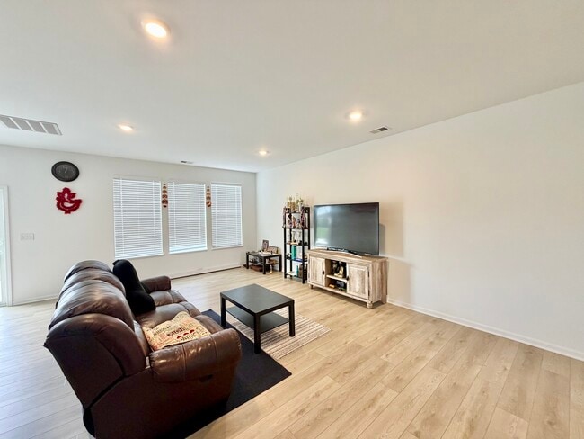 Building Photo - 331 Red Oak Cir