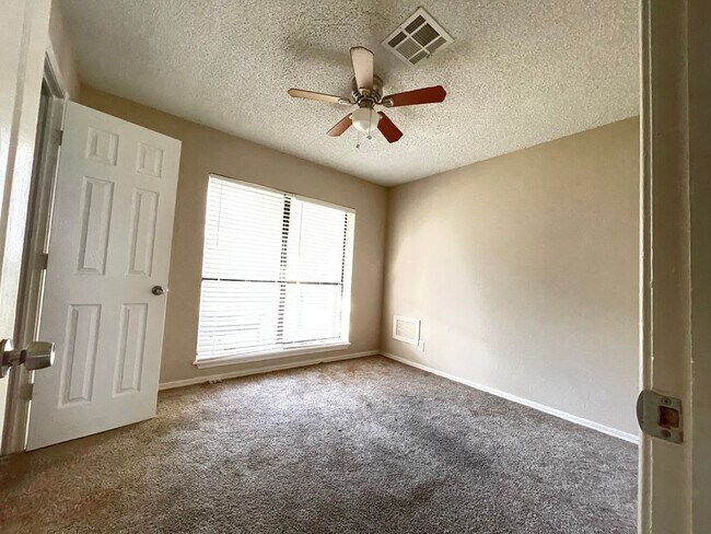 Building Photo - 2 Bedroom 2 Bath Apartment w/ Washer and Dryer Connections