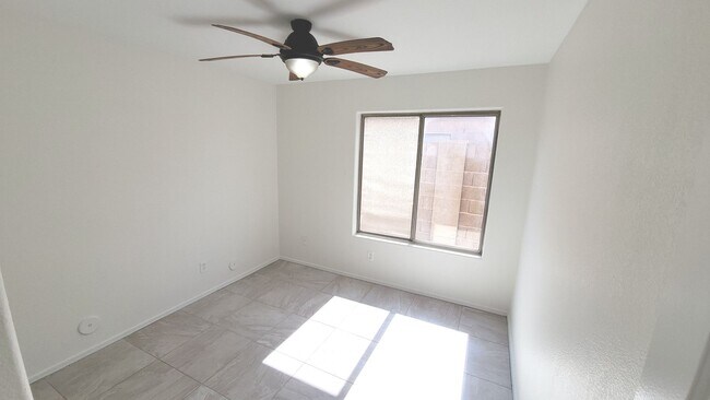Building Photo - 845 W Vaughn Ave