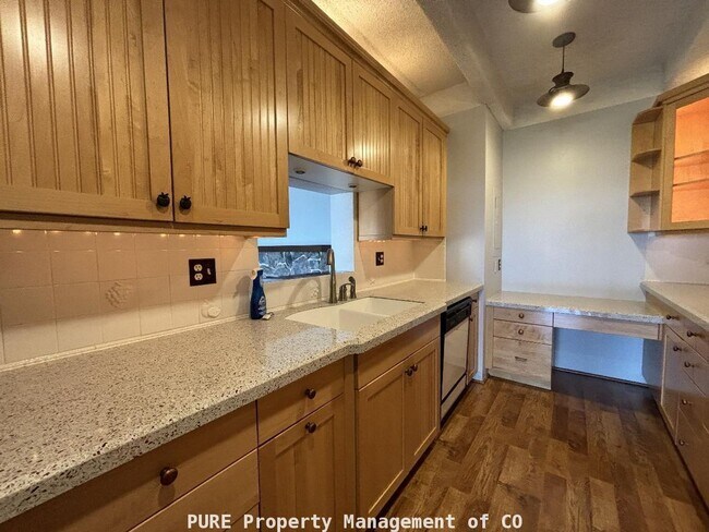 Building Photo - Beautiful 2 bedroom 2 bath condo!  Updated!