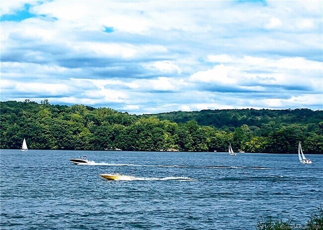Building Photo - 5 Candlewood Lake Dr