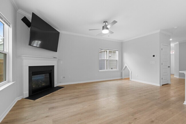 Building Photo - 837 Peony Ln