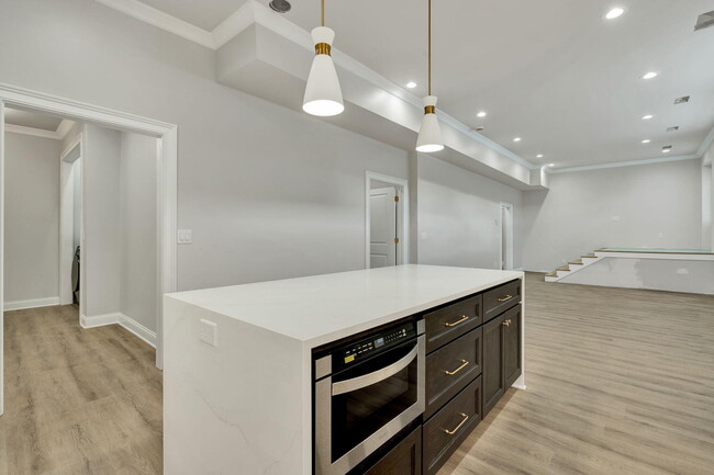 Building Photo - 265 Trunk St NE