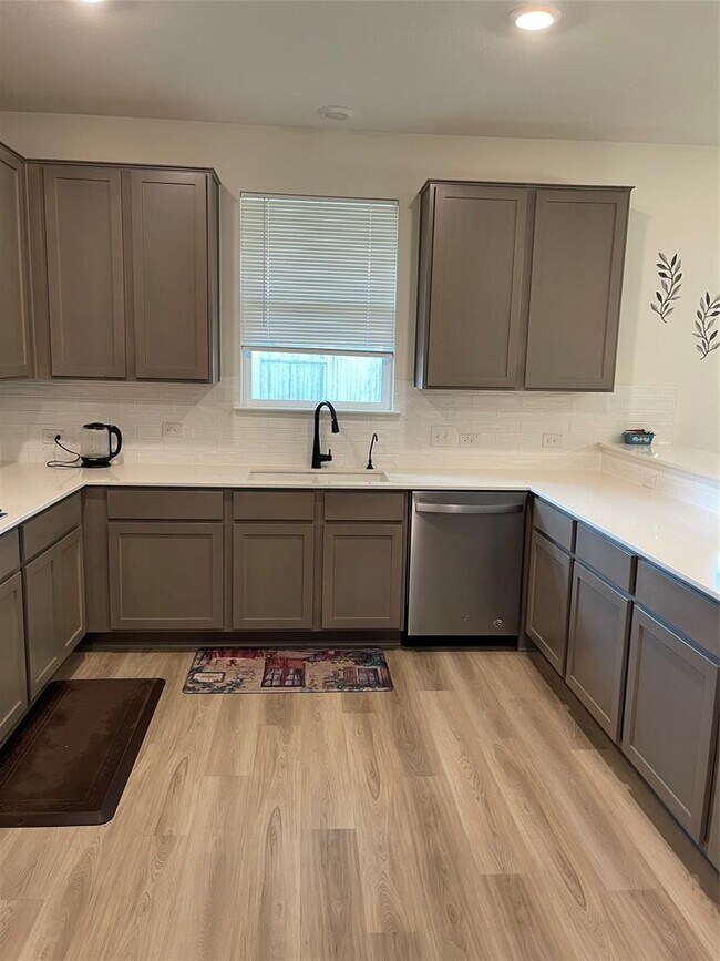 Building Photo - 1537 Sonny Dr