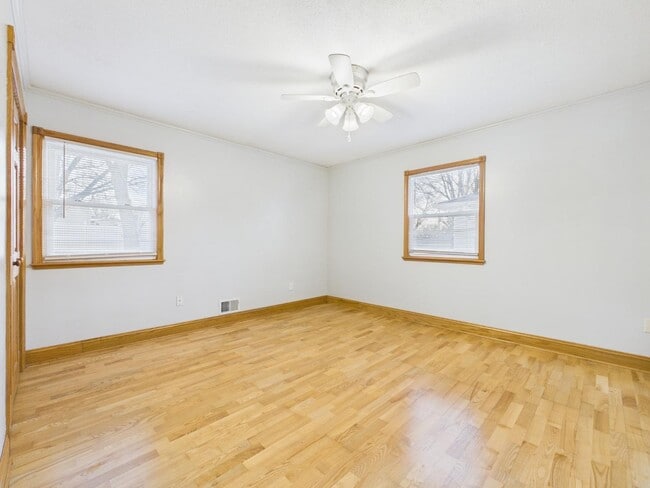 Building Photo - 904 S Cloudas Ave