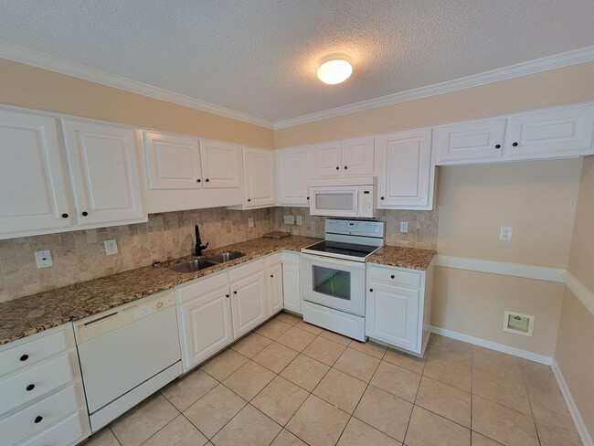 Building Photo - 2 Bedroom 3.5 Bathroom Town home located in the Oak Ridge Meadows Neighborhood