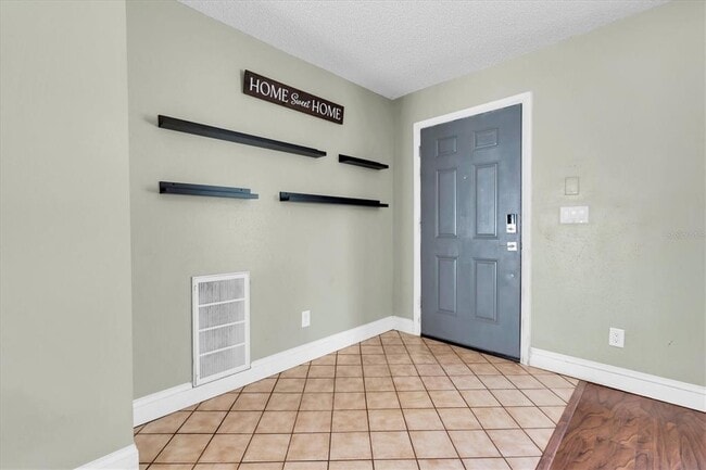 Building Photo - 3235 Hillsdale Ave