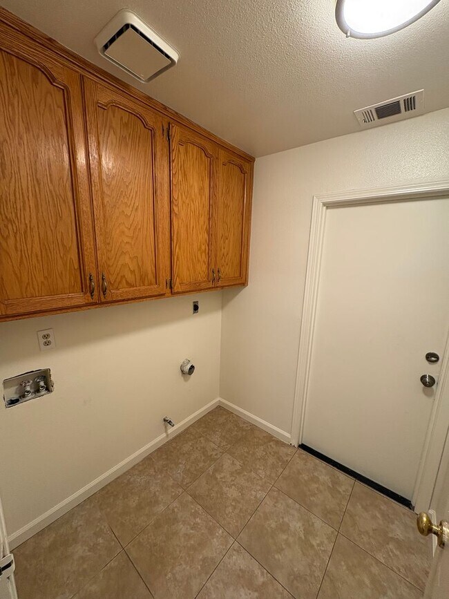 Building Photo - NE Visalia home Rent Ready!