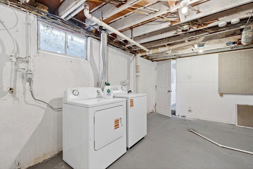 Building Photo - 5765 Heritage-SI ID1472906P