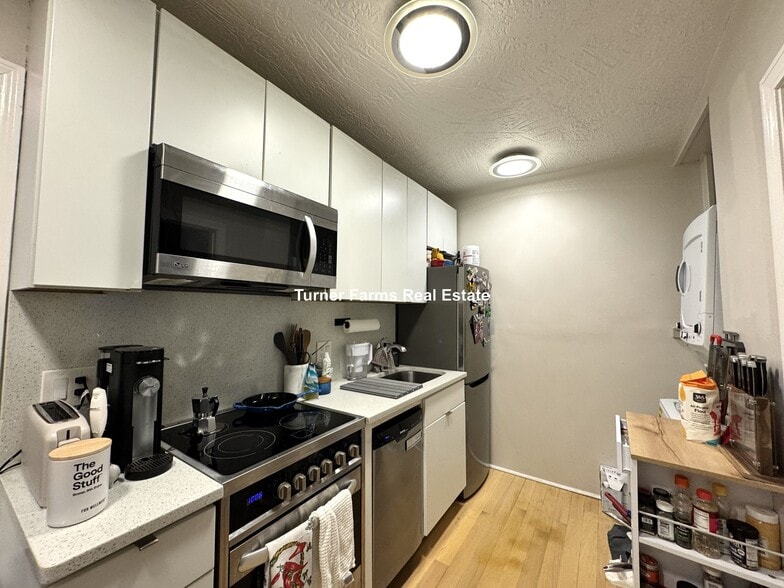 Building Photo - 91 Hudson St