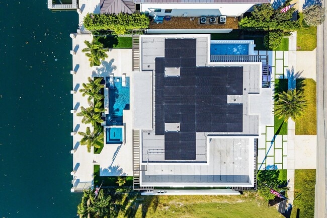 Building Photo - 2650 NE 48th Ct