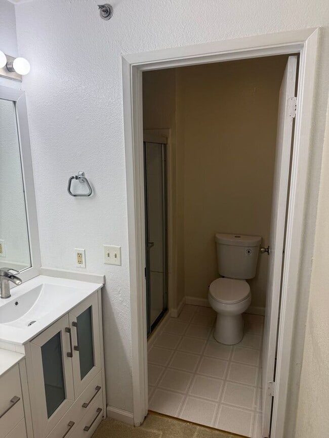 Building Photo - Nice 2 Bedroom 2 Bath Condo