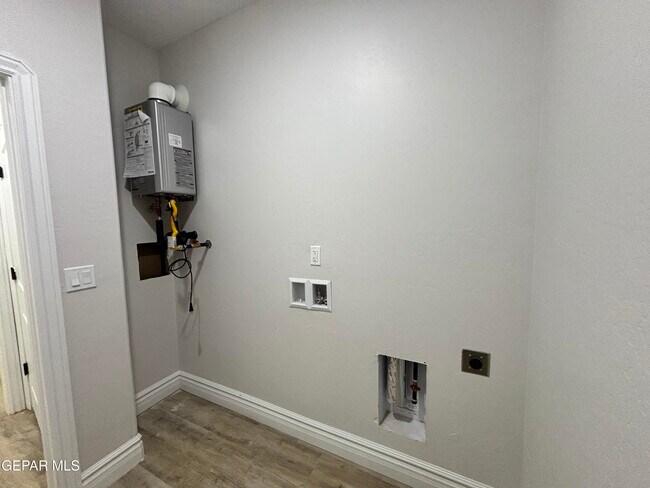 Building Photo - 10371 Manzana Rd