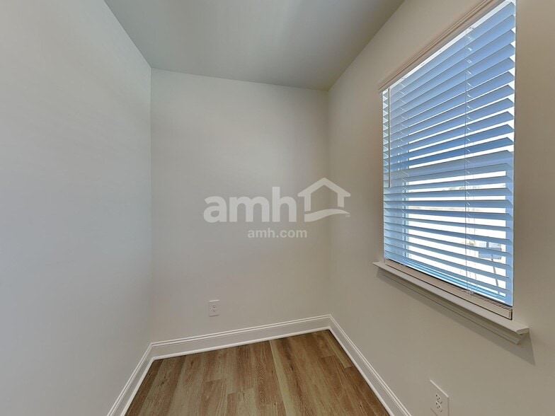 Building Photo - 100 Punderson Dr