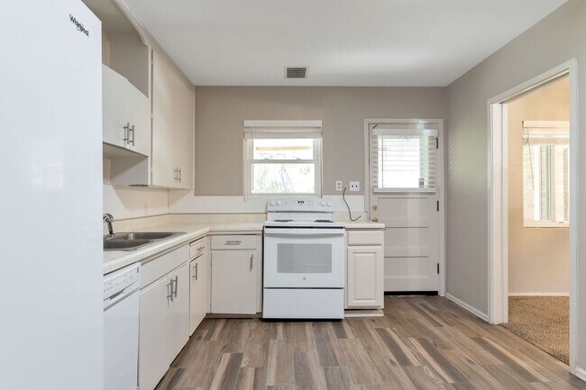 Building Photo - Single Family Home in Hoffman Heights - So...