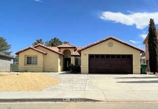 Building Photo - Highly Desirable Golf Course Neighborhood
