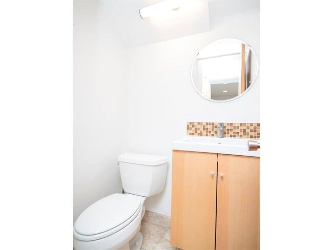 Building Photo - 1906 Woodland Ave