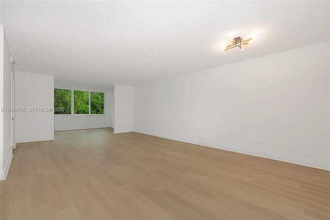 Building Photo - 445 NE 195th St