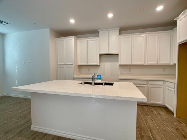 Building Photo - LOVELY TOWNHOUSE FOR RENT - GATED 3 BED 3 ...