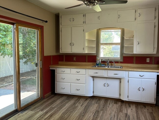Building Photo - Cozy Single Family House for Rent