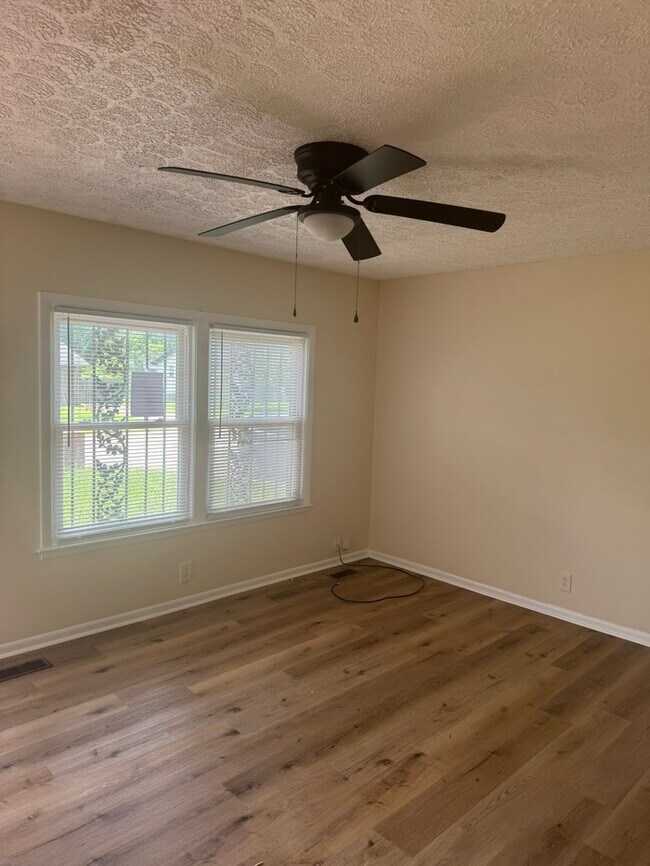 Building Photo - 3004 Lytle Dr