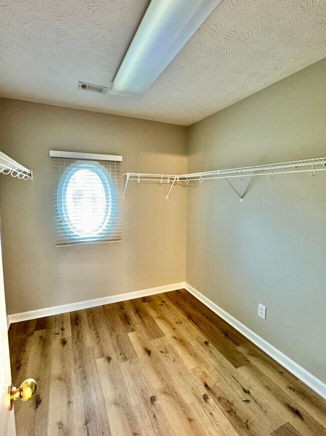 Building Photo - Charming 3-Bedroom, 2-Bath Home in Desirable Deer Creek!