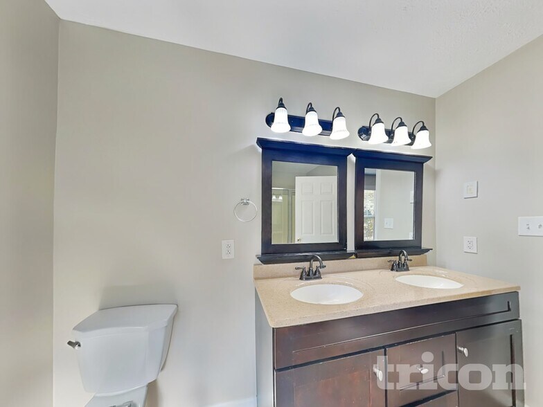 Building Photo - 930 Willow Hollow Dr