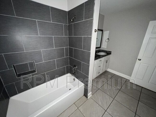 Building Photo - 4922 Sunnybrook Dr