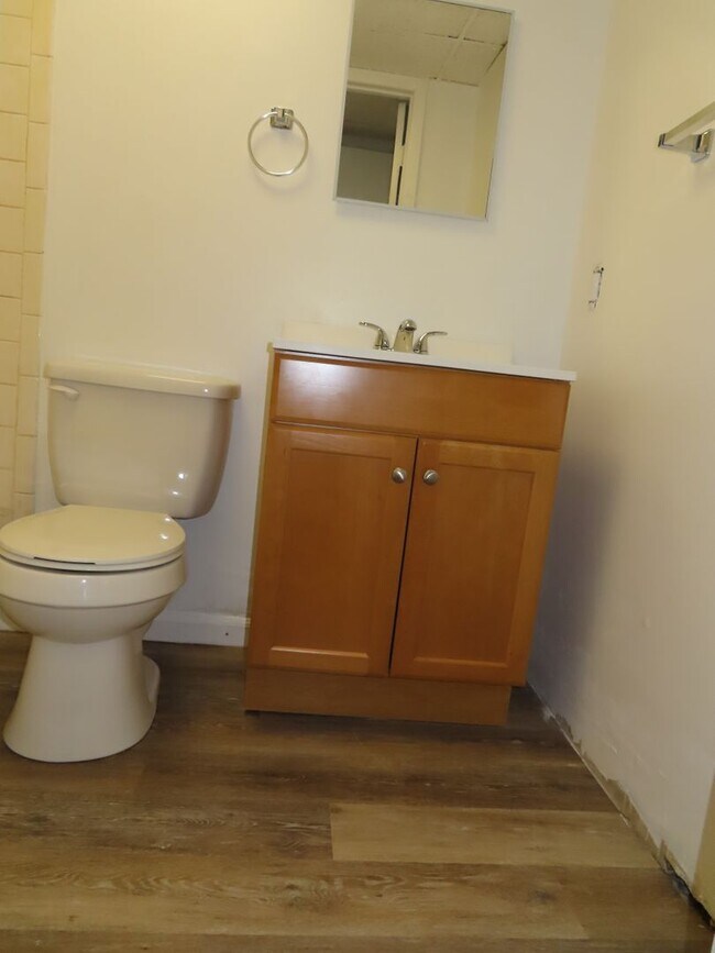Building Photo - Ground floor apartment with shared yard, l...