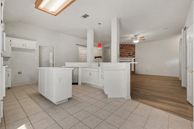 Building Photo - 1306 Woodmont Dr