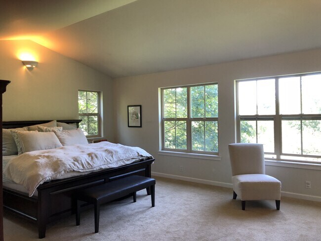 Building Photo - Gorgeous Bainbridge Estate available now.....