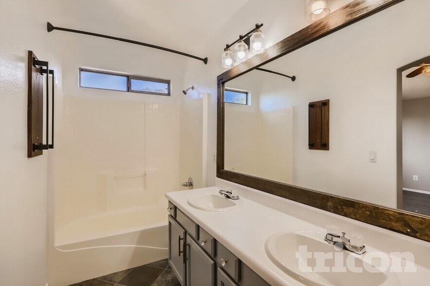 Building Photo - 15950 W Cottonwood St