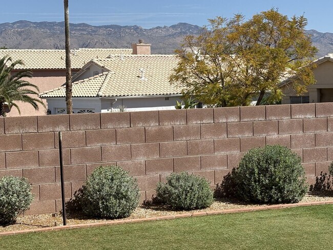 Building Photo - Great eastside location pet friendly