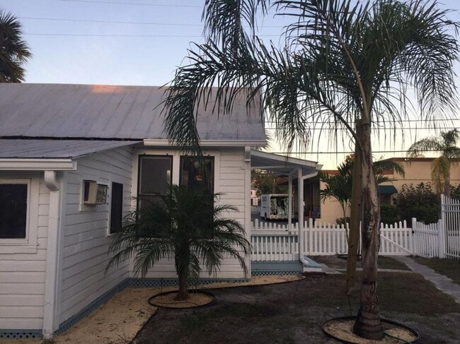 Building Photo - 1 bedroom Historic Cottage half Block from Canal