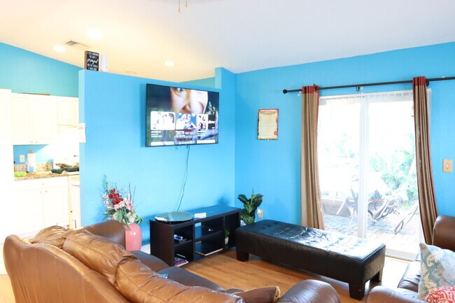 Building Photo - 2122 E Ridge Circle East