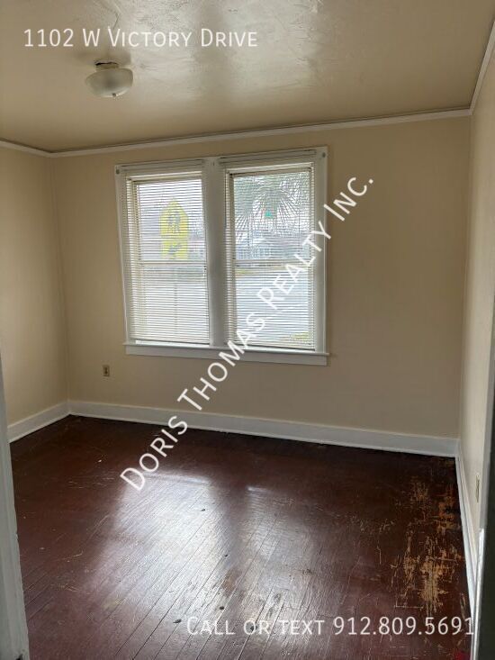 Building Photo - 1102 W Victory Dr