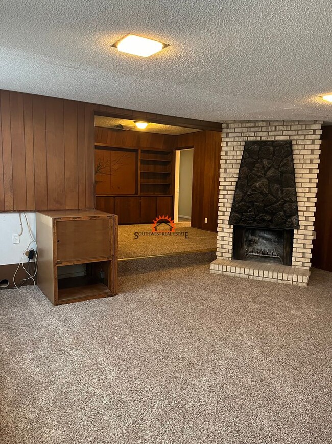 Building Photo - Spacious 3 bedrooms 1.5 baths home with 1 ...