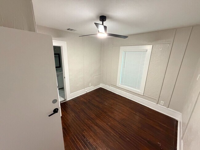 Building Photo - 1023 Delmas St