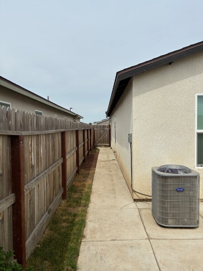 Building Photo - Modern Convenience and Luxury!! Move In Ready with Full Appliance Package!