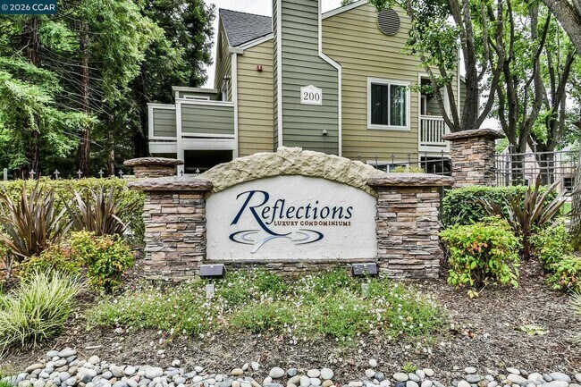 Building Photo - 140 Reflections Dr