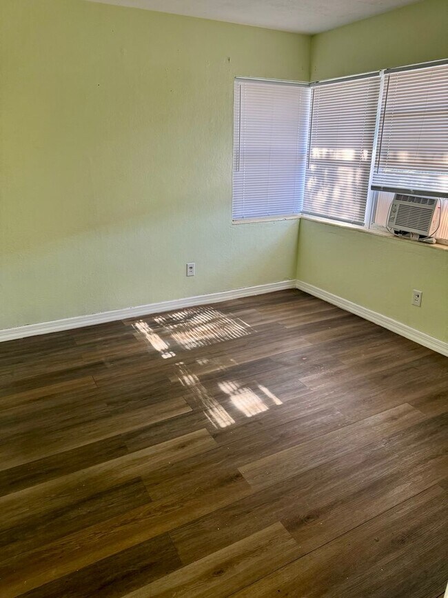 Building Photo - 2 BED 1 BATH READY TO RENT IN PLANT CITY!