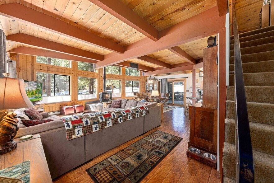 Great Room - 15948 Northwoods Blvd