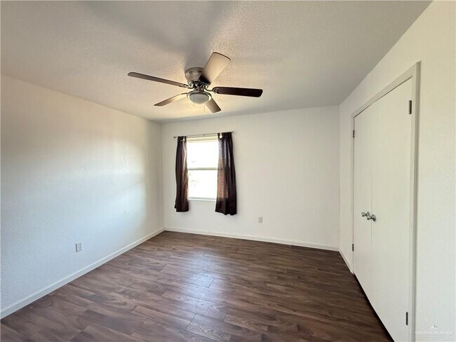 Building Photo - 415 W Edinburg Ave