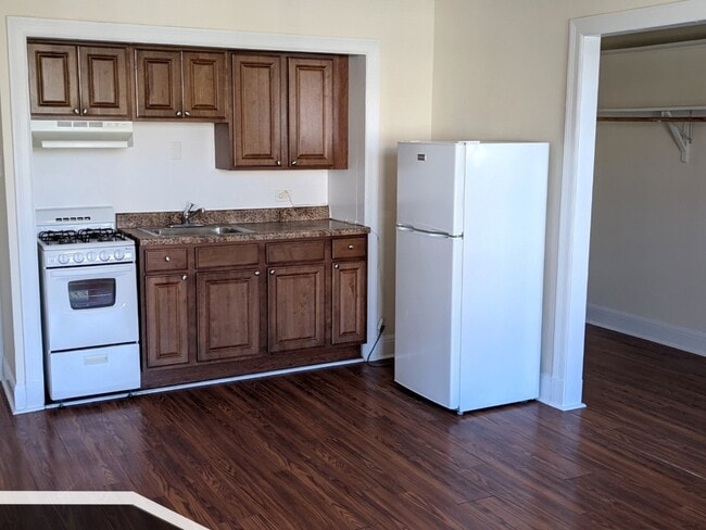 Building Photo - 3335 W Diversey Ave