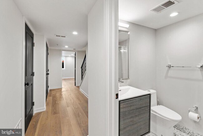 Building Photo - 2526 W Girard Ave