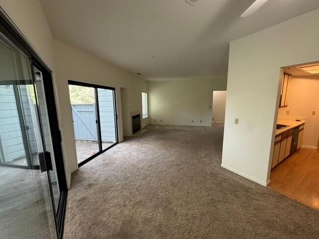 Building Photo - Single Level Lower Condo at Woodside Terrace