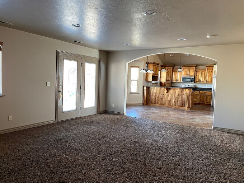 Building Photo - 2410 E View Dr
